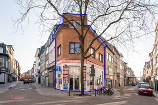 Gelegen in een levendige wijk vlakbij het historische centrum van Antwerpen, biedt dit handelspand een uitstekende bereikbaarheid dankzij de...