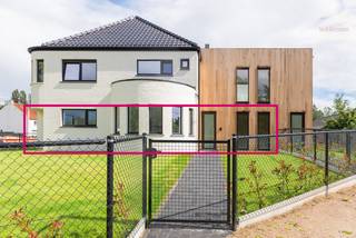 <strong>Dit karaktervolle gebouw werd volledig vernieuwd en omvat slechts twee exclusieve appartementen. Dankzij de ruime indeling, een private inkom en een uitzonderlijk grote privatieve tuin geniet u hier van het comfort en de privacy van een volwaardige gezinswoning.</strong><br /><br />Via de aparte inkom betreedt u dit ruime en lichtrijke gelijkvloerse appartement. De aangename leefruimte vormt het hart van de woning en staat in directe verbinding met het terras en de prachtig aangelegde tuin. Deze combinatie van ruimte, licht en buitenleven zorgt voor een bijzonder aangename woonervaring.<br />Aansluitend bevindt zich de volledig uitgeruste keuken, stijlvol afgewerkt met een natuurstenen werkblad en voorzien van moderne toestellen. De praktische indeling maakt van deze ruimte een ideale plek om dagelijks te koken en gezellig samen te genieten.<br /><br />Het appartement beschikt over drie volwaardige slaapkamers, waardoor er tal van mogelijkheden zijn voor een gezin, thuiswerk of een hobbyruimte. Verder zijn er een gastentoilet, een praktische berging en een stijlvolle badkamer aanwezig, uitgerust met een inloopdouche, dubbele wastafel en toilet.<br /><br />De absolute meerwaarde van deze woning is de prachtig aangelegde privatieve tuin van ca. 200 m². Deze ruime buitenruimte biedt volop mogelijkheden om te ontspannen, te genieten van zonnige dagen of gezellig samen te komen met familie en vrienden. De tuin is volledig omheind en voorzien van haagbeplanting, wat zorgt voor een aangename privacy en rust. Daarnaast beschikt het appartement over een ruime tuinberging en parkeergelegenheid voor twee wagens.<br /><br />Ook op vlak van energieprestaties scoort deze woning uitstekend. Dankzij de zonnepanelen, warmtepomp, vloerverwarming en het ventilatiesysteem geniet u van een bijzonder energiezuinige woning met een hoog wooncomfort. De slaapkamers zijn bovendien uitgerust met individuele airconditioningstoestellen die zowel kunnen koelen als verwarmen, waardoor elke ruimte het hele jaar door aangenaam blijft.<br /><br /><strong>Troeven op een rij:</strong><br />• Ruim gelijkvloers appartement met het gevoel van een volwaardige woning<br />• Grote privatieve tuin van ca. 200 m² met terras en tuinberging<br />• Volledig omheinde tuin met optimale privacy<br />• 3 ruime slaapkamers<br />• Energiezuinig dankzij zonnepanelen, warmtepomp en vloerverwarming<br />• Volledig afgewerkt en instapklaar<br />• Parkeergelegenheid voor 2 wagens<br />• Verkoop onder registratierechten<br /><br /><strong>Bent u op zoek naar een ruime, energiezuinige woning met een uitzonderlijke buitenruimte en alle comfort van hedendaags wonen? Dan is dit unieke appartement absoluut een bezoek waard.</strong><br />Neem snel contact met ons op voor meer informatie of een bezoek ter plaatse:<br />info@sublimmo.be of 014 84 83 69.