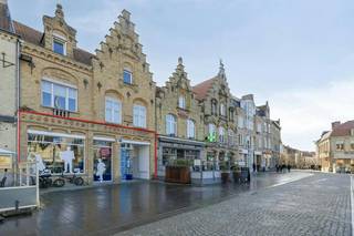 Ce bâtiment commercial, situé sur la Grote Markt dans le centre de Furnes, offre de nombreuses opportunités.<br />Avec ses 178 m² d'espace commercial et son excellente visibilité, c'est l'endroit idéal pour votre entreprise ! <br />Que vous souhaitiez démarrer un magasin, un bureau ou toute autre activité, cet espace vous offre d'innombrables opportunités. Pas de restaurants !<br /><br />> mise en page actuelle :<br />- espace de bureau lumineux<br />- salle de conversation fermée<br />- installations sanitaires<br />- coin cuisine<br />- rangement<br /><br />> détails :<br />- Chauffage central au gaz<br />- sol : sol carrelé et moquette<br />- il y a également un sous-sol via une trappe de sol.