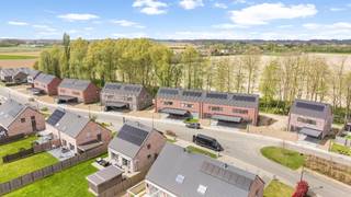 Graag stellen wij ons nieuw project in Bas-Warneton aan u voor: een woonomgeving bestaande uit 12 nieuwbouwwoningen, gelegen aan Chaussée de la Garde Dieu. Deze locatie biedt rust te midden van een weelderig groene omgeving, waarbij u geniet van het beste van beide werelden: de serene sfeer en de moderne faciliteiten.<br /><br />De woningen zijn volledig instapklaar en onmiddellijk bewoonbaar.<br /><br />Elke woning is voorzien van inkomhal met een apart toilet en ruimte voor eventueel vestiaire. Een ruime en lichtrijke leefruimte &amp; open keuken met een aanpalende bergruimte. De wasplaats aan de voorzijde biedt extra praktisch bergruimte. <br /><br />Op de eerste verdieping wacht u een ruime slaapkamer met aangrenzende dressing/berging. Daarnaast zijn er nog twee slaapkamers, een extra bergruimte en een badkamer met badkamermeubel, bad, inloopdouche en toilet. Een valtrap leidt naar de zolder, die dienst kan doen als een handige stockageruimte.<br /><br />De woningen zijn uitgerust met moderne voorzieningen zoals zonnepanelen en vloerverwarming, waardoor u kunt genieten van een energiezuinige en comfortabele leefomgeving.<br /><br />Als kers op de taart is er bij elke woning een carport inbegrepen, waardoor uw wagen steeds droog staat.<br /><br /><span><span><span><span><span><span><span><span><span><span>Prijzen all-in 343.040 euro* | LOT 33</span></span></span></span></span></span></span></span></span></span><br /><span><span><span><span><span><span><span><span><span><span>Prijzen excl. kosten 284.120 euro | LOT 33</span></span></span></span></span></span></span></span></span></span><br /><br /><span><span><span><span><span><span><span><span><span><span>*All-in prijzen omvatten grond | woning | carport | oprit | aansluitingen G|E|W | architect | notariskosten | btw | zonnepanelen | …</span></span></span></span></span></span></span></span></span></span>