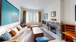 <p><strong>Stijlvol gemeubeld appartement</strong> op een steenworp van het <strong>Centraal Station</strong></p>
<p>Indeling: Hal, vestiaire en separaat toilet. Ruime <strong>sfeervolle leefruimte, volledig ingericht</strong> . Verder een uitgeruste keuken voorzien van alle huisraad. Eén <strong>grote slaapkamer rustig gelegen aan de achterkant</strong>. Badkamer met inloopdouche, wastafel en wasmachine.</p>
<p>Mogelijkheid tot het huren van een <strong>autostaanplaats</strong> in de nabijheid.<br /><br />Troeven: <br />- Zeer centrale locatie <br />- Volledig gemeubeld aangeboden <br />- Huurprijs incl. wifi <br /><br /><br /></p>