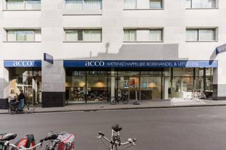 <strong>LIGGING</strong><br />Op de bruisende <strong>Sint-Kwintensberg</strong>, vlakbij universiteiten, horeca en winkels, bieden wij u een uitzonderlijk commercieel pand aan met eindeloze mogelijkheden. Dit voormalige boekenhuis, gekend onder de naam Acco, combineert <strong>karaktervolle architectuur</strong> met een <strong>moderne afwerking</strong> en een royale <strong>oppervlakte</strong>, ideaal voor wie zichtbaar en bereikbaar wil ondernemen in de stad.<br /><br /><strong>INDELING<br /></strong><span>Het pand beschikt over een <strong>gelijkvloers van 470 m²</strong>, ideaal als winkelruimte, en een <strong>verdieping van 62 m²</strong> die zich perfect leent voor kantoorfuncties. Door de flexibele indeling en de gunstige bestemming kan dit gebouw worden gebruikt voor diverse doeleinden, zoals (detail)handel, horeca, kantoren of diensten, ateliers, maakeconomie of zelfs gemeenschapsvoorzieningen.</span>
<p>Het gebouw beschikt over een grote <strong>etalage</strong> en is afgewerkt met een stijlvolle gevel in natuursteen en aluminium schrijnwerk met hoogrendementsbeglazing. Binnen vindt u een keramische tegelvloer, een praktische <strong>kitchenette</strong> en privatief sanitair. Voor comfort en veiligheid is het pand voorzien van luchtverwarming (warmtepomp), airco, een inbraak- en brandalarminstallatie.</p>
<p>Dankzij de <strong>toplocatie</strong> in deze levendige straat met veel passage en zichtbaarheid, is dit pand ideaal voor wie zijn onderneming wil vestigen op een plek met uitstraling en toekomstwaarde. Het biedt de mogelijkheid om een bedrijf te starten of uit te breiden in een instapklare, veelzijdige omgeving dewelke alle benodigdheden voor een commerciële activiteit combineert.</p>
<p>Dit commerciële gebouw is een uitzonderlijke kans voor wie wil investeren in een zichtbare, centrale en veelzijdige locatie in Gent.</p>
<span>Voor meer info en/of bezoek bel Stéphanie Eeckhout 0472 13 28 79</span>