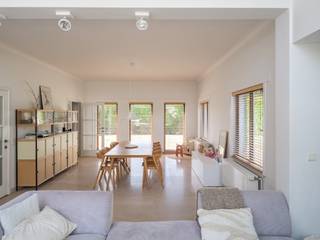 <strong>Karaktervolle en vrijstaande gezinswoning met onder meer drie slaapkamers, gelegen op een gunstig perceel van ca. 930 m² in Lovendegem.</strong><br /><br />Deze lichtrijke woning is gelegen in Lovendegem, op korte afstand van winkels en dagelijkse voorzieningen. Ook Gent centrum is vlot bereikbaar in ongeveer 20 minuten.<br /><br />De woning beschikt over een praktische en aangename indeling. De mooie houtaccenten zorgen voor warmte en karakter en dragen bij aan de gezellige sfeer. Op de gelijkvloerse verdieping vinden we de inkomhal, een ruime leefkeuken met ziteiland, de lichtrijke eet- en zitruimte met haard en zicht op de tuin alsook een tweede toegang tot woning (achteraan) met gastentoilet en vestiaire. Ook een praktische kelder is voorzien.<br /><br />Op de eerste verdieping zijn er drie slaapkamers, een afzonderlijk toilet en een op te frissen badkamer. <br /><br />Met een EPC B, zonnepanelen en een laadpaal is er bovendien aandacht voor energiezuinig en comfortabel wonen. <br /><br />Rondom de woning bevinden zich verschillende terrassen, waardoor u op verschillende momenten van de dag een fijne plek in de zon of schaduw vindt. De twee bijgebouwen vormen een bijkomende troef en bieden extra opslagruimte.<br /><br /><strong>Kortom, de ideale woning voor wie karaktervol en lichtrijk wil wonen op een perceel met veel privacy.</strong><br /><br />Voor meer informatie, mail naar info@carloeggermont.be
