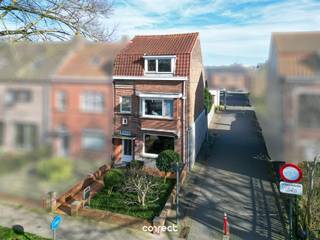 <p><span>Deze charmante woning gelegen langs de Koolkerkse Steenweg in Brugge biedt een bew. opp. van ca. 140 m² op een perceel van 268 m².</span></p><p><span> </span></p><p><span>STARTPRIJS: Elk bod boven deze startprijs, wordt voorgelegd aan de eigenaars, die al dan niet kunnen in gaan op dit aanbod.</span></p><p><span> </span></p><p><span>Via de voortuin betreedt u de inkomhal die toegang geeft tot een lichtrijke leefruimte en aansluitende eetkamer. </span></p><p><span> </span></p><p><span>Verder vindt u op het gelijkvloers een praktische keuken, een badkamer met douche, een apart toilet en een handige berging onder de trap.</span></p><p><span> </span></p><p><span>Achteraan bevinden zich een buitenberging met gaswandketel, een gezellig terras en een aangename tuin.</span></p><p><span> </span></p><p><span>Op de 1ste verd. zijn er 2 volwaardige slaapkamers. De dakverdieping, bereikbaar via een vaste trap, herbergt een derde ruime slaapkamer en een zolderkamer die perfect kan worden ingericht als vierde slaapkamer of hobbyruimte. </span></p><p><span> </span></p><p><span>De woning beschikt reeds over centrale verwarming op aardgas, grotendeels dubbele beglazing en een grotendeels geïsoleerd dak, biedt een mooie basis om verder naar eigen smaak te renoveren.</span></p><p><span> </span></p><p><span>Een uitstekende ligging met tal van buurtwinkels, ontspanningsmogelijkheden en voorzieningen bevinden zich in de nabije omgeving. </span></p><p><span> </span></p><p><span>Het centrum van Brugge is vlot bereikbaar met de fiets en openbaar vervoer bevindt zich aan de overzijde van de straat. Ideaal voor wie comfortabel en centraal wil wonen.</span></p><p><span> </span></p><p><span>Contacteer Lorenzo voor een bezoek: 0492 08 08 08  lorenzo@correctvastgoed.be</span></p><p><span> </span></p><p><span>Online schattingstool: https://www.correctvastgoed.be/schatting</span></p><p><span> </span></p>