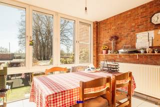 Bel-etage met ruimte op elke verdieping in Emblem (Ranst)Het leven in deze bel-etagewoning speelt zich af waar het hoort: op de eerste verdieping...