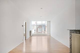 Op een uitstekende locatie in het centrum van Lier bevindt zich dit ruim en lichtrijk appartement met twee slaapkamers, zuidgericht terras en optioneel een garagebox. U bevindt zich hier op wandelafstand van winkels, scholen, het openbaar vervoer en de grote markt van Lier.<br /><br />Via de inpandige trap betreedt u de inkomhal die uitgeeft op de eerste ruime slaapkamer, het toilet en de ruime badkamer. Ze biedt tevens toegang tot de ruime en zeer lichtrijke woonkamer die kan ingericht worden met gezellige zithoek en eetkamer. De woonkamer geeft vooraan uit op een tweede zeer ruime en lichtrijke slaapkamer en achteraan op de ruime en eveneens zeer lichtrijke keuken. Via de keuken kan u het zuidgericht terras betreden.<br /><br />Het appartement is gelegen in een kleinschalig gebouw met zeer beperkte maandelijkse kosten en beschikt tevens over een garagebox die bijkomend kan worden aangekocht voor 35.000€<br /><br />Dit is een uitstekende opportuniteit wanneer u op zoek bent naar een zeer lichtrijk appartement met mooi terras in Lier. Contacteer ons voor meer informatie op 0475/47.59.76 of via info@boonstravastgoed.be.<br /><br />Bijzonderheden:<br />- Zeer lichtrijke kamers<br />- Garagebox optioneel<br />- Uitstekende locatie