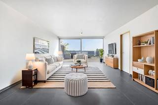 Op een toplocatie in het bruisende Dok-Noord vindt u dit stijlvol één slaapkamer appartement met zonnig terras. Gelegen op de vierde verdieping van een recent gebouw, combineert dit appartement hedendaags comfort met een levendige stadsomgeving.Indeling: Inkomhal met toilet - berging - grote leefruimte - open keuken - terras - slaapkamer - badkamer.De gemeenschappelijke kosten onder de vorm van een provisie bedragen 120,00 euro/maand en dienen voor het onderhoud van de gemene delen.Er is ook een autostaanplaats bij te huren voor 100,00 euro/maand.Onmiddellijk beschikbaar!