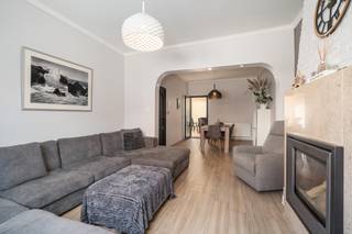 <p>Te koop: ruime halfopen gezinswoning in het hart van Lebbeke, op wandelafstand van scholen, winkels, openbaar vervoer en het treinstation.</p>

<p> </p>

<p>Deze woning biedt drie royale slaapkamers en twee badkamers, ideaal voor een gezin dat comfort en ruimte zoekt. Dankzij de uitstekende ligging in de Stationsstraat heb je alle voorzieningen binnen handbereik. De grote zongerichte tuin van 210 m² nodigt uit tot ontspannen en genieten, terwijl er in de straat volop parkeermogelijkheden zijn.</p>

<p> </p>

<p>Belangrijkste ruimtes:<br />• Lichte living (28 m²) met open haard en toegang tot de tuin<br />• Volledig ingebouwde keuken (19 m²) met inductiekookplaat, oven, vaatwasser en ingemaakte kasten<br />• Drie slaapkamers (28 m², 12 m², 11 m²) met veel lichtinval<br />• Twee badkamers (13 m² en 4 m²) met douche, ligbad en toilet<br />• Grote tuin (210 m²) met zonnige oriëntatie</p>

<p> </p>

<p>Troeven:<br />• Ruime gezinswoning met 3 slaapkamers en 2 badkamers<br />• Uitmuntende locatie in centrum Lebbeke, nabij alle voorzieningen<br />• Grote zongerichte tuin en veel parkeermogelijkheid</p>

<p> </p>

<p>Neem vandaag nog contact op met je ERA-makelaar voor een bezoek.</p>

<p> </p>

<p>JOUW DROOMHUIS. ZO GEVONDEN!</p>