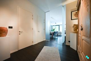 Dit uitzonderlijk appartement bevindt zich langs de Mandel en het kanaal Roeselare–Leie, waar water, rust en natuur samenkomen. Hoewel het...