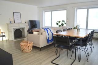 Dit ruim verzorgd en recent en volledig vernieuwde 2 slaapkamer appartement op de eerste verdieping heeft een ideale ligging vlak in het centrum...