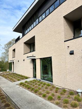 Eigentijdse, energiezuinige BEN-woning (E-peil = 23) !Verhuring door vennootschap (mogelijks interessant voor bv. zelfstandige die deels thuis...