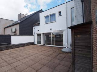 Prachtig duplex appartement te huur in het centrum van Begijnendijk. Zeer goed onderhouden en ruim. Omvattende: Woon-/eetkamer, keuken, zeer groot terras, badkamer, toilet, 2 slaapkamers en een berging. <br /><br />Het appartement heeft een eigen inkomhal. <br /><br />Openbaar vervoer en winkels in de directe nabijheid. <br /><br />De gemeenschappelijke lasten zijn inclusief de huurprijs. <br /><br />Het appartement is beschikbaar vanaf 01/06/2026.<br /> 
