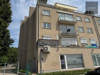 Dit op te frissen appartement is prima gelegen tussen het station en het centrum.<br />Ideaal voor eigen bewoning of investering.<br />Het ruime appartement (107m²) omvat grote inkomhall, zuidgerichte leefruimte met open keuken, terras (achteraan), nachthall, gastentoilet, berging/wasplaats, twee slaapkamers en badkamer met ligbad.<br />Beneden is er een ruime kelderberging + achteraan het gebouw is er privatieve bewonersparking.<br />Contacteer ons voor een vrijblijvend bezoek.<br /> 