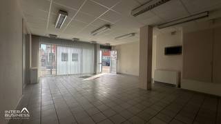 <p>Dit gelijkvloers handelspand van 114 m² is gelegen in een kleinschalig appartementsgebouw op een toplocatie nabij het levendige centrum van Izegem.</p>
<p><strong>De</strong> <strong>gevel van het gebouw werd recent volledig gerenoveerd</strong>, wat zorgt voor een frisse en professionele uitstraling.</p>
<p>Het pand beschikt over een ruime ontvangstruimte die perfect kan dienen als onthaal of wachtruimte, een afzonderlijke ruimte die momenteel is ingericht als bureau of archief, een handige berging voor opslag en een kitchenette die zorgt voor basiscomfort.</p>
<p><strong>Mogelijkheden volgens de statuten en stedenbouw</strong><br />De huidige statuten van het gebouw laten toe om het gelijkvloers in te richten als winkelruimte, bureel of voor de uitoefening van een vrij beroep, met uitzondering van beroepen zoals dierenarts. <br />Belangrijk is dat winkelactiviteiten geen geurhinder mogen veroorzaken, en dat enkel artikelen van kwaliteit en standing verkocht mogen worden. De verkoop van bijvoorbeeld vis, levende dieren of het uitbaten van een frituur zijn expliciet uitgesloten.</p>
<p>Uit navraag bij de dienst Omgeving blijkt bovendien dat een krantenwinkel, dagwinkel of gelijkaardige activiteit in principe mogelijk is, mits het verkrijgen van een bestemmingswijziging. <br />Deze mogelijkheid opent perspectieven voor ondernemers die mikken op een commerciële uitbating met zichtbaarheid en bereikbaarheid.<br /><br /><strong>Troeven op een rij:</strong></p>
<p>✔ Uitstekende ligging vlak bij het centrum<br />✔ Recent gerenoveerde gevel<br />✔ Flexibele invulling mogelijk<br />✔ Geschikt voor winkel, kantoor of vrij beroep<br />✔ Duidelijke richtlijnen voor toegelaten commerciële activiteiten</p>
<p>Een uitgelezen kans voor ondernemers die een kwalitatieve handelsruimte zoeken met groeipotentieel in Izegem.</p>
<p>Interesse? Neem gerust contact op voor bijkomende informatie of een bezoek ter plaatse.</p>