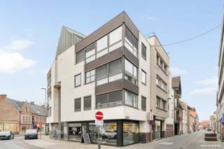 Instapklaar appartement gelegen op de 3de verdieping bestaande uit: woonkamer (natuurstenen vloer) - salon met aansluitende open ingerichte keuken, nachthal, badkamer met toilet en 2 slaapkamers.<br /><br />Berging op de gelijkvloerse verdieping en gemeenschappelijke fietsenstalling.<br /><br />Troeven?<br /><br />+ Kwalitatieve materialen;<br />+ Dubbel glas in alu;<br />+ Verhuurd sinds 2018;<br />+ Lift aanwezig.<br /><br />EPC label C<br /><br />Benieuwd naar dit pand of een andere eigendom? www.coventa.be – 051 222 051