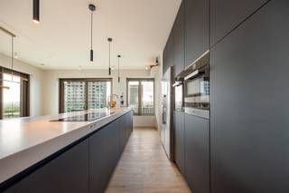 <p><span>Wilt u echt uw valiezen neerzetten en beginnen wonen? Zegt het u wel iets om te kijken hoe de boten langs het water varen? Ben je fan van toparchitectuur? Lees dan vooral verder. </span></p><p><span>Dit once-in-a-lifetime appartement ligt op de 10e verdieping van C.F. Møller en BRUT's SCHELDEZICHT. </span></p><p><span> </span></p><p><span>- XXL-Terrassen (Zuidgericht &amp; Noordgericht &amp; Oostgericht) </span></p><p><span>- High end afwerking </span></p><p><span>- Skyline zichten op de Schelde en de Sinjorenstad</span></p><p><span> </span></p><p><span>U vindt dit appartement op de tiende verdieping. Perfect voor ver-zichten maar nog voldoende connectie met de beweging op straat. De eigenaar heeft de standaard oplevering geëleveerd naar een nieuw en high-end-niveau. Denk keuken met mega-kookleiland, Quooker, Miele-toestellen,..air-conditioning, Decoratieve schilderstechnieken,.. alles voor het ultieme woonstgenot. Binnenkomen, ingemaakte kasten &amp; apart funky geschilderd gastentoilet, Make-up spiegelhoekje. Toegang tot de eerste slaapkamer met eigen badkamer. Dromen van de bootjes terwijl je ze ziet varen. Achteraan ligt een tweede slaapkamer eveneens met badkamer en tweede toilet. Verder nog een netjes verstopte wasberging. En kunnen we het nu hebben over de terrassen? Een terras aan de kant van de stad. Voor je ochtendkoffie met zichten op alle Antwerpse eyecatchers. Een terras aan de oostkant over de gehele breedte van het appartement. En last but not least een terras op de zuidkant. Plaats voor een flinke tafel en buitensalon. 3.2.1. Vakantiemodus AAN..maar dan thuis. </span></p><p><span> </span></p><p><span>Extra's : daktuin, wasruimte, fietsenatelier, gemeenschappelijke ruimte op verdieping 4. </span></p><p><span>Vraag achter onze parking mogelijkheden.</span></p><p><span> </span></p><p><span>Bel ons nu om samen te gaan genieten van dit uitzicht! 03 283 05 00 - george@sinjoor.be </span></p><p><span> </span></p><p><span> </span></p>