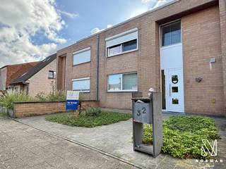 Energiezuinige woning met 3slks, doodlopende straat in het centrum van Kuurne.<br /><br />Deze woning is gebouwd in het jaar 1998. Intussen hebben de eigenaars nog heel wat energiezuinige extra’s geplaatst in de woning. Verder is de keuring van elektriciteit ook volledig conform.<br /><br />Inkom met bergruimte, apart toilet en trap. De leefruimte is voorzien van open keuken (alle nodige toestellen aanwezig) en aparte berging voor was en droogkast.<br /><br />Het verdiep bevat 3 echt ruime slaapkamers en een badkamer. Via een van deze slaapkamers is er een trap voorzien die je brengt naar een 4de kamer (slaap, bureau, zolder,..).<br /><br />De tuin heeft een overdekt terras, omheining, tuinhuis met uitweg,..<br /><br />PLUSPUNTEN:<br />+ LIGGING<br />+ blanco gekeurde elektriciteit<br />+ EPC B 111kwh/m²