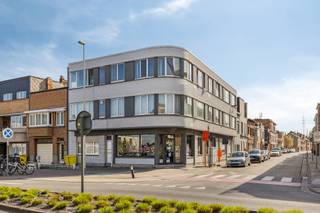 Dit vergund appartementsgebouw met 8 appartementen en een handelszaak ligt op één van de belangrijkste toegangswegen tot de binnenstad en op wandelafstand van het station en het centrum. Het gelijkvloers wordt deels ingenomen door een handelszaak (kapper). Naast de handelszaak telt het gelijkvloers nog twee appartementen met elk één slaapkamer en een kleine buitenruimte. De eerste en tweede verdieping tellen elk drie appartementen waarvan twee met twee slaapkamers en één met één slaapkamer. Deze laatste appartementen hebben ook een terras. Gebouw is algemeen in goede staat en is momenteel volledig verhuurd. Totale jaarlijkse netto huuropbrengst bedraagt ca. 83.000 euro. Alle energiemeters zijn privatief en elk appartement beschikt over een ondergrondse privatieve kelderberging. Mogelijkheid bestaat om - mits vergunning - via optopping uit te breiden. Electriciteit conform, geen energetische renovatieplicht.
