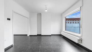 Bent u op zoek naar een totaal gerenoveerde en energiezuinige gezinswoning met een aangename buitenruimte en een uitstekende ligging? Dan is deze verzorgde woning in Paal-Beringen zeker een bezoek waard.<br /><br />De woning beschikt over een bewoonbare oppervlakte van ca. 146 m² en is gelegen op een perceel van 330 m². Ze biedt onder meer 3 ruime slaapkamers, een lichtrijke leefruimte, een praktische keukenberging, een zolder en kelder. Buiten geniet u van een volledig omheinde en zonnige tuin en een ruime carport voor 2 wagens.<br /><br /><strong>Indeling</strong><br />Op het gelijkvloers bevinden zich de inkomhal, een lichtrijke leefruimte, een volledig ingerichte keuken, een praktische berging aansluitend aan de keuken en een apart gastentoilet.<br /><br />Op de eerste verdieping bevinden zich de nachthal, 3 ruime slaapkamers, een badkamer met douche en een apart toilet.<br /><br />De woning beschikt daarnaast over een zolder en kelder, die zorgen voor extra bergruimte.<br /><br />Achteraan de woning bevindt zich een volledig omheinde en zonnige tuin, ideaal om te genieten van het buitenleven. De ruime carport biedt plaats aan 2 wagens en is bereikbaar via de achterliggende straat.<br /><br /><strong>Troeven</strong><br />Bewoonbare oppervlakte van ca. 146 m²<br />Perceeloppervlakte van 330 m²<br />3 ruime slaapkamers<br />EPC-label B<br />Instapklaar<br />Zolder en kelder<br />Elektrische installatie conform de regelgeving<br />Asbestveilige woning<br />Volledig omheinde en zonnige tuin<br />Ruime carport voor 2 wagens bereikbaar via achterliggende straat<br /><br /><strong>Ligging</strong><br />De woning is gelegen in Paal-Beringen, op een uitstekende locatie met een vlotte verbinding naar de E313. Scholen, winkels, horeca en openbaar vervoer bevinden zich op korte afstand.<br /><br />Ook recreatiemogelijkheden zijn vlakbij gelegen, met onder andere de Paalse Plas en Millennium Golf.<br /><br />Een verzorgde en energiezuinige gezinswoning met 3 slaapkamers, een ruime carport en zonnige tuin, gelegen op een gunstige locatie in Paal. Zeker een bezoek waard!<br /><br />Interesse? Neem gerust contact met ons op voor meer informatie of om een bezichtiging in te plannen.
