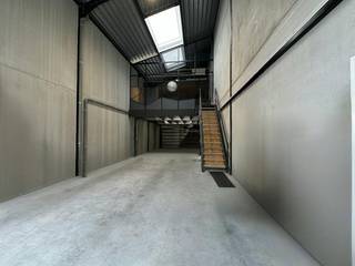 Nieuwbouw magazijn van ca. 110 m² te huur in Wervik. Het pand is gelegen nabij diverse invalswegen en de A19.<br /><br />Specificaties:<br />- Oppervlakte ca. 110 m²<br />- Elektrische sectionale poort<br />- Mezzanine met bureauruimte + keuken<br />- 2 parkeerplaatsen<br /><br />Bent u op zoek naar een magazijn te huur in Wervik? Aarzel dan zeker niet om ons te contacteren op het nummer 056 21 11 11!
