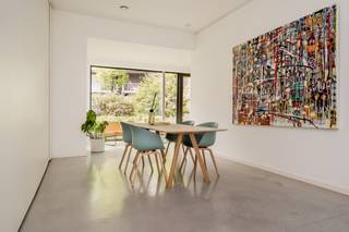 <p><span>Dit commercieel gelijkvloers bevindt zich in een recente nieuwbouw, strategisch gelegen in het kloppend hart van ‘het Zuid’ tussen de Gedempte Zuiderdokken aan de Vlaamse Kaai en het Museum Van Schone Kunsten aan de Leopold de Waelplaats. Het Zuid is één van de top locaties van Antwerpen, waar de dynamiek van beweging en leven nooit stil lijkt te vallen. Het is een bruisende buurt met een overvloed aan restaurants, bars en winkels. Er is eveneens een gemakkelijke verbinding naar de in-en uitvalswegen rond Antwerpen.<br /><br />Bij het binnen komen van het pand is er voldoende plaats voor een balie en wacht- of zitruimte met bijhorende kitchenette en twee wc's. De kantoorruimtes zijn opgedeeld door verplaatsbare panelen die op een makkelijke manier weg te schuiven zijn tot één grote ruimte. Verder is er nog een tweede keuken waar de collega's kunnen genieten van veel lichtinval en een zeer groot terras (+/-70m²), perfect voor een gezellige lunch in de zon. Het terras aan de achterzijde is zuid/west georiënteerd waardoor de zon aangenaam binnen schijnt. De volledige glaspui aan achter- en voorgevel is 20m lang waardoor er uitzonderlijk veel lichtinval aanwezig is.</span></p>
<p><span> </span><span>Ook is er de mogelijkheid om drie ondergrondse autostaanplaatsen aan te kopen voor 45.000,00 euro per parking.</span></p>
<p></p>