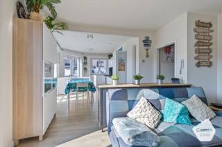 Op slechts 10 passen van de zeedijk vinden we dit aangename en lichtrijke appartement terug, gelegen op de 2e verdieping van Residentie Aux Trois Suisses. Dankzij de uitstekende ligging geniet je van alle voordelen van de kust: gezellige winkels, horecazaken en het strand binnen handbereik.<br /><br /><strong>Indeling &amp; troeven</strong>
<ul>
	<li>Ruime, lichtrijke woonkamer met open keuken</li>
	<li>Zuidgericht terras</li>
	<li>Twee comfortabele slaapkamers</li>
	<li>Badkamer met inloopdouche en wastafel</li>
	<li>Apart toilet</li>
	<li>Grote private kelderberging voor extra opslagruimte</li>
	<li>Vlot bereikbaar met de kusttram op wandelafstand (richting Oostende/Knokke)</li>
</ul>
Dit appartement is perfect als tweede verblijf, vaste woonst of investering.<br /><strong>Interesse? Contacteer ons vandaag nog voor een bezoek! </strong>