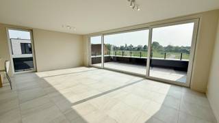 Vlak bij het bruisende en historische centrum van Ieper bevindt zich dit lichtrijke zéér energiezuinig appartement in een rustige, groene...