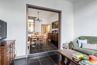 <p>Ben je op zoek naar een woning op een uitstekende ligging, met een sterke basis en nog ruimte om er helemaal jouw ding van te maken? Dan is deze woning in Heffen absoluut een bezoek waard.</p>
<p>Je woont hier ideaal tussen Mechelen en Antwerpen, met vlotte verbindingen naar alle belangrijke uitvalswegen én toch op wandelafstand van de gezellige dorpskern. Winkels, scholen, voorzieningen en Den Bled bevinden zich allemaal vlakbij superpraktisch voor het dagelijkse leven.</p>
<p>De woning beschikt over ongeveer 150 m² bewoonbare oppervlakte. Via de aparte inkomhal kom je binnen in de lichtrijke leefruimte, die naadloos overgaat in de keuken. Deze is uitgerust met het nodige basiscomfort en biedt toegang tot zowel de badkamer als de berging. Die berging biedt bovendien een mooie uitbreidingsmogelijkheid om de leefruimte te vergroten en een ruimere doorgang naar het terras te creëren.</p>
<p>Achteraan bevindt zich een zuidoostgericht terras van ca. 15 m² perfect voor wie graag buiten zit zonder veel onderhoud, ideaal voor zomerse barbecues en gezellige momenten met vrienden.</p>
<p>Op de eerste verdieping zijn er twee ruime slaapkamers. De tweede verdieping omvat een zolder, bereikbaar via een vaste trap, waar met gemak nog twee extra slaapkamers kunnen worden ingericht.</p>
<p></p>
<p>Troeven:</p>
<p>- Gezellig, zuidoostgericht terras</p>
<p>- Mogelijkheid tot 4 slaapkamers</p>
<p>- Uitbreidingspotentieel op het gelijkvloers</p>
<p>- EPC C → geen renovatieverplichting</p>
<p>- Asbestveilig</p>
<p>- Dak vernieuwd</p>
<p>- Dubbele beglazing</p>
<p>- Kelder aanwezig</p>
<p>- Gunstige en centrale ligging</p>
<p></p>
<p>Zie jij hier jouw toekomst?</p>
<p>Aarzel niet en plan snel je bezoek via info@jamar.immo<br />of bel 03/435.31.33. Alle attesten en documenten vind je terug op jamar.immo.<br /><br />Stedenbouwkundige info: Vg, Gvv, Wg, GVkr, Gmo en Geen overstromingsgevoelig gebied.</p>