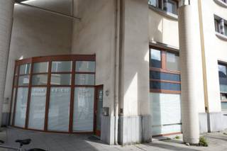 Met een gevelbreedte van 12 meter valt dit winkelpand héél mooi op, het is gelegen in het toeristisch deel van Brugge centrum:...