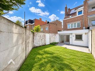 <p>Centraal gelegen halfopen bebouwing op wandelafstand van allerlei faciliteiten bestaande uit een inkomhal met gastentoilet, garage met sectionale poort, gezellige leefruimte met eet-en zithoek, uitgeruste keuken en een zon georiënteerde tuin met terras en uitweg op naastliggend wandel/fietspaadje.</p>
<p>Op het eerste verdiep zijn 2 slaapkamers waarvan één met ensuite badkamer (ligbad met douche mogelijkheid, lavabomeubel en toilet) en een nachthal met vaste trap naar de 2<sup>de</sup> verdieping die ingericht is met een 3<sup>de</sup> slaapkamers, 2<sup>de</sup> badkamer (douche, lavabomeubel, toilet en sauna) en een ruime zolder die kan afgewerkt worden tot 4<sup>de</sup> slaapkamer of hobbyruimte.</p>
<p>Extra troeven:</p>
<ul>
<li>Geen renovatieplicht</li>
<li>Voorzien van zonnepanelen</li>
<li>Bewoonbare oppervlakte van 210m²</li>
<li>Grote droge kelder</li>
<li>Uitweg via de tuin</li>
<li>Sauna</li>
<li>Op een boogscheut van scholen, winkels, openbaar vervoer en het centrum</li>
<li>Parkeergelegenheid rond de woning</li>
</ul>
<p>Deze woning is te koop ZONDER makelaar via het concept van Smart Houses! Wenst u verdere inlichtingen of bezoek? Contacteer rechtstreeks de eigenaar via 0473/82.18.67</p>