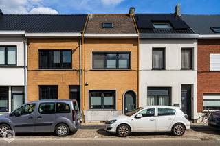 Op een goede locatie nabij het centrum van Mechelen bevindt zich deze instapklare woning met 3 slaapkamers. U geniet hier van een vlotte bereikbaarheid naar invalswegen én de nabijheid van het centrum, met winkels, horeca, scholen en openbaar vervoer op wandel- en fietsafstand.<br /><br />We betreden de woning via de inkomhal. De woonkamer met de volledig geïnstalleerde open keuken bevinden zich centraal in de woning. Aansluitend is een koer aanwezig met extra berging. Verder beschikt u op het gelijkvloers over de badkamer, uitgerust met een ligbad, dubbel lavabomeubel en plaats voor de wasmachine en droogkast. Er is ook een apart toilet aanwezig. <br /><br />De bovenverdieping is opgesplitst in twee delen. Vooraan beschikt u over een eerste slaapkamer en een leuke zitruimte / bureau met apart toilet. Hieruit heeft u toegang tot de tweede verdieping dewelke een extra slaapkamer biedt. Het achterste gedeelte bereikt u via een afzonderlijke trap waar u op de eerste verdieping over een slaapkamer / bureau beschikt en hieruit heeft u ook weer toegang tot een tweede verdieping waar u over een afgewerkte zolder beschikt.<br />Kortom is dit een woning met veel mogelijkheden!<br /><br />Dit is een uitstekende opportuniteit als u op zoek bent naar een instapklare woning met 3 slaapkamers in Mechelen. Contacteer ons op 0480 66 14 77 voor meer informatie of neem een kijkje op www.boonstravastgoed.be. <br /><br />Bijzonderheden:<br />- Instapklaar<br />- 3 slaapkamers<br />- Gunstig EPC (label B)