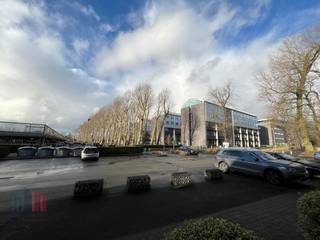 Uitzonderlijk goed bereikbare en instapklare kantoorruimtes te huur van <strong>18 m² tot 138 m²</strong>. <br />Ontdek een perfecte balans tussen professionele faciliteiten en een groene, inspirerende werkomgeving. Deze moderne kantoorruimtes zijn ideaal gelegen met een directe aansluiting op de <strong>R4</strong>, op slechts <strong>1 km</strong> afstand. Dankzij deze strategische locatie geniet u van een vlotte toegang tot Eeklo, Gent-Zeehaven, de <strong>E40 </strong>(Brussel/Oostende-Brugge) en de <strong>E17 </strong>(Gent-Antwerpen). Binnen een rijafstand van vijf minuten bereikt u de belangrijkste verkeersaders.<br /><br />De kantoren maken deel uit van het prestigieuze<strong> Axxes Business Center</strong>, een gezellig en professioneel complex dat een breed scala aan faciliteiten biedt. Het middelpunt van het complex is een prachtig onderhouden<strong> middenplein met tuin</strong>. Het complex beschikt over vergaderzalen, een restaurant en een veilige fietsenstalling.<br />Er zijn ruime parkeermogelijkheden met een parkeerratio van 1 plaats per 26 m² en 58 laadpunten voor elektrische voertuigen.<br />De kantoorruimtes zijn instapklaar en direct beschikbaar. Indien gewenst zijn er ook andere kantooroppervlaktes beschikbaar, volledig afgestemd op uw specifieke behoeften.<br /><br />Heeft u interesse? Neem vandaag nog contact op met<strong> PANORAMA B2B GENT KANTOREN </strong>via <strong>0477 44 39 30</strong> en plan een vrijblijvend bezoek om deze unieke locatie zelf te ervaren.