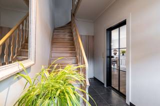 <strong><span>Instapklare, ruime woning met 3 slaapkamers en een diepe tuin.<br /></span></strong><strong><span>De woning onderging in de loop der jaren diverse renovaties waarbij aandacht werd besteed aan hedendaags wooncomfort, kwaliteit en energiezuinigheid mede door de plaatsing van zonnepanelen.<br /></span></strong><strong><span>De Generaal van der Meerschstraat heeft een praktische ligging: rustig wonen met alle voorzieningen binnen handbereik. <br />Parkeren is voorhet huis mogelijk is met een bewonerskaart, optioneel is er een garage aan de overkant te huur.<br />Winkels, scholen en openbaar vervoer liggen op wandel- en fietsafstand.<br /><br /></span></strong><span><span>Gelijkvloerse verdieping</span>: <br /></span><span>Via de inkomhal met trapopgang bereikt u de ruime woonkamer voorzien van een parketvloer en gashaard. Er is ook een fijne bureau/speelhoek.<br />De ruime keuken heeft plaats voor een tafel en is voorzien van veel kasttruimte en diverse inbouwapparatuur.<br />Achter de keuken is er een gastentoilet en een praktische bijkeuken/wasplaats.<br /></span><span><br /><span>Eerste verdieping</span>: <br /></span><span>Op de eerste verdieping bevinden zich drie ruime slaapkamers. Daarnaast is er een badkamer ingericht met toilet, wastafelmeubel en een comfortabele inloopdouche.<br /><span><br />Zolderverdieping:</span> <br /></span><span>De ruime geisoleerde zolder is te bereiken via een vlizo trap.<br /><br /><span>Buitengebeuren:</span> <br /></span><span>Achteraan de woning bevindt zich een gezellige diepe zonnige tuin met een tuinberging.<br />Het terras is voorzien van een zonneluifel en er is onderhoudsvrij kunstgras.<br />Parkeren kan aan de straat met een bewonerskaart. <br /><br /><span>Bijzonderheden:</span> <br />- Instapklare, energiezuinige woning met zonnepanelen.<br />- De woning is in de loop der jaren gemoderniseerd.<br />- Optioneel is er garage te huur aan de overkant van de straat.<br /><br /></span>