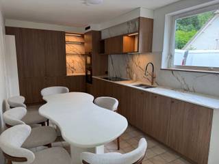 <p>Deze ruime villa op een perceel van +/- 3.000m² is groen en rustig gelegen in het residentiële Schotenhof. De woning is instapklaar en ingedeeld als volgt: Vanuit de inkomhal een trap naar de verdieping en toegang tot het huisbureel, apart toilet, een logeerkamer met douche en een ruime leefruimte op parket met mooi zicht naar de tuin. Aansluitend een speelhoek/open bureelruimte met toegang tot een ruime eetplaats met schuifraam naar het terras. De keuken is ingericht is met een microgolfoven, oven, dampkap, gasvuur, spoeltafel en een vaatwasser. Op de verdieping een nachthal voorzien van een ingebouwde kastenwand; 3 ruime slaapkamers op een laminaat vloer met ingebouwde kasten waarvan twee kamers met een eigen lavabo; een ingerichte badkamer met ligbad, een instapdouche, een toilet en een wastafel. Het perceel is vooraan afgesloten met een automatische poort en een beklinkerde oprit naar de garage. Mooie grote tuin met 3 terrassen aansluitend aan de woning. Beschikbaar vanaf 15 augustus 2026<br /><br /></p>