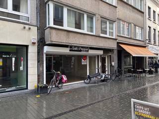 Spacieuse surface commerciale de 130 m² au cœur d’Ostende! Cet espace commercial unique se situe dans le dynamique centre commerçant d’Ostende, avec une façade de 5 mètres offrant une visibilité maximale. Le magasin est facilement accessible par deux côtés, garantissant ainsi un flux supplémentaire de clientèle. De plus, il dispose d’une très grande cave de stockage, idéale pour un espace d’entreposage complémentaire ou pour l’extension de vos activités. Parfaitement situé dans une rue commerçante piétonne, où l’affluence est constante, cet emplacement offre de nombreuses opportunités pour développer votre activité. La surface est immédiatement disponible et offre de multiples possibilités pour divers concepts (hors horeca). Pour plus d’informations ou pour planifier une visite, contactez notre bureau. Ne manquez pas cette occasion et franchissez la prochaine étape de votre rêve d’entrepreneur !