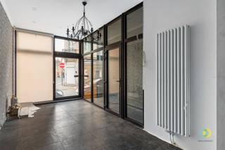 <p><span>Op zoek naar een pand waar u uw droom kunt realiseren en wonen en werken kunt combineren? Dan is dit instapklare gebouw beslist iets voor u. Achter de charmante gevel schuilt een veelzijdig pand met een commerciële ruimte op het gelijkvloers en een comfortabele woongelegenheid op de verdiepingen. Het gelijkvloers is momenteel ingericht als restaurant. Het omvat een eetzaal/commerciële ruimte met toog, een keuken met aparte berging en een sanitaire ruimte met twee toiletten. De commerciële ruimte werd bovendien vier jaar geleden volledig vernieuwd.Op de eerste verdieping bevindt zich het leefgedeelte van de woning. De ruime woonkamer sluit naadloos aan op de open keuken die volledig uitgerust is. Via een </span><span>schuifraam</span><span> bereikt u het grote terras, waar u in alle privacy kunt genieten.De tweede verdieping biedt een royale slaapkamer en een badkamer met ligbad, wastafel en toilet. Een vaste trap leidt naar de derde verdieping, die is opgedeeld in twee volwaardige slaapkamers.</span><span> </span><span>Daarnaast beschikt het pand over een praktische kelder.</span><span> </span><span>Dankzij de commerciële topligging én de uitstekende staat vormt dit pand een unieke kans voor wie wonen en werken wil combineren.</span></p><p><span> </span></p><p><span> </span></p>