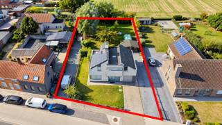 <p>In de Speelstraat 64 in Zingem bevindt zich deze ruime open bebouwing met <strong>vier slaapkamers</strong>, inpandige garage en een aangename tuin met prachtig open zicht op de achterliggende velden. Dankzij de <strong>19 zonnepanelen</strong>, centrale verwarming op <strong>gas </strong>en geen renovatieverplichting biedt deze woning heel wat interessante troeven.</p>
<p><strong>Indeling</strong></p>
<p>Via de inkomhal met apart toilet kom je in de lichtrijke woonkamer, voorzien van een gezellige houthaard en rechtstreekse toegang tot de <strong>gerenoveerde keuken</strong>. Deze is uitgerust met onder meer een combi-oven, stoomoven, quooker kraan, vaatwasser en inductiekookplaat.</p>
<p>Verder beschikt het gelijkvloers over een <strong>inpandige garage</strong> en toegang tot de <strong>ruime kelder</strong>, ideaal als extra berg- en opslagruimte.</p>
<p>Op de eerste verdieping bevinden zich <strong>vier ruime slaapkamers</strong> en een badkamer met toilet. Eén van de slaapkamers geeft <strong>rechtstreeks toegang tot een eigen terras</strong>. Dit terras is eveneens bereikbaar vanuit de tuin.</p>
<p><strong>Buiten</strong></p>
<p>De mooie tuin geniet van een open zicht op de achterliggende velden en beschikt over een <strong>praktisch tuinhuis</strong>. Een aangename plek voor wie houdt van rust en groen.</p>
<p><strong>Troeven</strong></p>
<ul><li>4 ruime slaapkamers</li><li>Gerenoveerde, volledig uitgeruste keuken</li><li>19 zonnepanelen</li><li>Geen renovatieverplichting</li></ul>