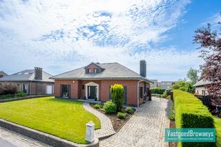 Bent u op zoek naar een ruime, degelijk gebouwde woning die doorheen de jaren met zorg werd onderhouden? Dan is deze statige bungalow in Elst beslist een bezoek waard.<br /><br />Deze bungalow omvat een verzorgde inkomhal met gastentoilet, een lichtrijke en ruime leefruimte,  aparte keuken, die rechtstreeks toegang geeft tot de veranda met zicht op de tuin.<br />Het nachtgedeelte omvat drie ruime slaapkamers en een badkamer. Achteraan gelegen ruime garage geschikt voor twee wagens en vaste trap naar het zolderverdiep dat momenteel dienqt doet als praktische stockageruimte. <br /><br />Buiten geniet u van een prachtig aangelegde en uitstekend onderhouden tuin met een gunstige zuidwestelijke oriëntatie. Dankzij de ruime oprit is er bovendien voldoende parkeergelegenheid op eigen terrein.<br /><br />Hoewel keuken en badkamer perfect functioneel zijn, bieden zij de mogelijkheid om naar eigen smaak en hedendaags comfort te worden gemoderniseerd.<br /><br />Ook op energetisch vlak scoort deze woning uitstekend. Met een EPC-label C voldoet de woning aan de hedendaagse energienormen en is er geen renovatieverplichting van toepassing. Dit getuigt van de voortdurende investeringen die door de jaren heen werden uitgevoerd om de woning up-to-date te houden.<br /><br /><br />Meer info of een bezoek? Bel Stefanie op het nummer 055/59 50 10 of email stefanie@vastgoedbrowaeys.be<br /> 