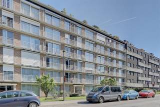 <p><span>Dit </span><span>appartement</span><span> te koop is gelegen in de </span><span>Zeelandstraat </span><span>in </span><span>Hoboken</span><span>. De </span><span>ligging is super rustig en centraal</span><span> met supermarkten, het Kiel en openbaar vervoer op wandelafstand. De </span><span>bereikbaarheid </span><span>naar invalswegen (A12 en E19) is hier ook </span><span>subliem</span><span>.</span></p><p><span> </span></p><p><span>Het appartement is gelegen op de </span><span>tweede verdieping</span><span> en is vlot bereikbaar via de </span><span>lift</span><span> of de trap. Via de inkomhal, die voorzien is van praktische ingemaakte kasten, heeft u toegang tot alle ruimtes van het appartement. Aan de voorzijde bevindt zich de lichtrijke leefruimte, die aansluit op de keuken. Aansluitend aan de keuken bevindt zich een praktische berging met aansluiting voor een wasmachine. Aan de achterzijde van het appartement liggen twee volwaardige slaapkamers. De badkamer is ingericht met een lavabo, douche en handige opbergkasten. Daarnaast beschikt het appartement over een apart gastentoilet. </span></p><p><span>Tot slot zijn er in de kelder een private kelderberging en een staanplaats inbegrepen.</span></p><p><span> </span></p><p><span> </span></p><p><span>Indeling</span><span><br />- inkomhal<br />- woonkamer en eetkamer</span></p><p><span>- keuken<br />- terras<br />- berging</span></p><p><span>- slaapkamer 1<br />- slaapkamer 2</span></p><p><span>- badkamer <br />- apart toilet<br />- kelderberging<br />- autostaanplaats </span></p><p><span> </span></p><p><span>Algemeen gebouw</span></p><p><span>- goed onderhouden gebouw<br />- </span><span>thans verhuurd<br /></span><span>- lift</span></p><p><span>- gemeenschappelijke tuin<br />- rolluiken aanwezig</span></p><p><span> </span></p><p><span>Ben jij geïnteresseerd in dit appartement te koop in Hoboken ben je op zoek naar ander vastgoed of wens je de waarde van jouw eigendom te kennen? Dan ben je bij BOLT immo aan het juiste adres! Wij helpen jou graag verder.</span></p><p><span> </span></p><p><span> </span></p>