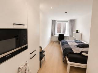 Ben je op zoek naar een kwaliteitsvolle studentenkamer voor het komende academiejaar? Deze aangename studentenkamer beschikt over een eigen badkamer met douche, toilet en lavabo en biedt daarnaast een koelkast, oven en ingebouwde kleerkast. De maandelijkse provisie voor water, verwarming, elektriciteit en internet bedraagt €140. Het huurcontract loopt van 10 september 2026 tot en met 9 september 2027. EN: Comfortable student room with private bathroom, fridge, oven and built-in wardrobe. Monthly utility advance of €140. Contract period: 10/09/2026 – 09/09/2027. Wenst u graag een bezoek of extra informatie? Aarzel dan zeker niet contact op te nemen via info@homies.be of te bellen naar 016 15 37 11.<br />