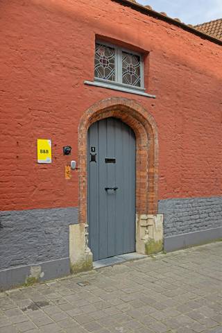 In het charmante Sint-Annakwartier, in Brugge, ligt deze uitzonderlijk gerenoveerde herenwoning. De woning, momenteel succesvol uitgebaat als B&B...