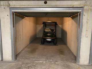 Garagebox te huur op verdieping -2, gelegen in een van de meest gegeerde residenties van het Zoute, vlak aan de prestigieuze Kustlaan.<br />Deze afgesloten garagebox biedt een veilige en praktische oplossing voor het stallen van uw voertuig of als extra opslagruimte. Dankzij de centrale ligging bent u op wandelafstand van winkels, restaurants en het strand.<br /><br />🔹 Afmetingen<br />•Breedte: 2,87 m (inrijbreedte: 2,40 m)<br />•Hoogte: 1,94 m<br />•Diepte: 5,42 m<br /><br />✅ Vlot toegankelijke inrit<br />✅ Verdieping -2: goed bereikbaar<br />✅ Veilig en afgesloten<br />✅ Beschikbaar vanaf 01/01/2026<br /><br />Een ideale oplossing voor wie op zoek is naar extra comfort en zekerheid in het hart van Knokke-Zoute.<br /><br />📞 Interesse? Contacteer ons via Immo Venue voor meer info of een bezichtiging.