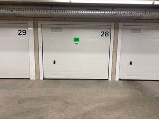 Op zoek naar een veilige en afgesloten parkeer- of opslagruimte in het hart van Uitkerke?Dan is deze gesloten garagebox op niveau -1 in de recente...