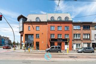 <p>Lichtrijk en instapklaar appartement op de bovenste verdieping van residentie 'Voorhaven'</p><p> </p><p>Op zoek naar een instapklaar appartement op een uitstekende locatie?</p><p>Dit lichtrijke appartement bevindt zich op de bovenste verdieping van residentie 'Voorhaven' en geniet van een bijzonder gunstige ligging, nabij het centrum van Gent, openbaar vervoer, scholen, winkels en tal van andere voorzieningen.</p><p> </p><p>De indeling van het appartement omvat een inkomhal, een ruime en lichtrijke leefruimte, een keuken met praktische berging, twee volwaardige slaapkamers, een badkamer met wastafel, toilet en ligbad, een afgescheiden toilet en een technische ruimte.</p><p>Daarnaast beschikt het appartement over een privatieve kelderberging en een gemeenschappelijke fietsenberging. </p><p> </p><p>Troeven:</p><ul><li><p>Uitstekende ligging nabij het centrum van Gent</p></li><li><p>Instapklaar en recent geschilderd</p></li><li><p>Twee volwaardige slaapkamers</p></li><li><p>Mogelijkheid tot aankopen ondergrondse autostaanplaats</p></li></ul><p><strong>Disclaimer:</strong> De foto's in deze online publiciteit zijn deels bewerkt met behulp van artificiële intelligentie (AI) om de visualisatie van de ruimtes te optimaliseren. Ze dienen uitsluitend ter illustratie en kunnen afwijken van de werkelijke situatie. Tijdens een plaatsbezoek krijg je een correct beeld van het pand.</p><p> </p><p><strong>Interesse?</strong></p><p>Neem contact met ons op voor een bezoek via 0499/84.71.00 of stuur een e-mail naar chabelli@vastgoeddevos.be.</p>