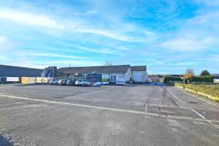Deze vastgoedopportuniteit in het Mammoet Center te Roeselare betreft een geheel van loodsen, momenteel verhuurd, gecombineerd met een aansluitend perceel bouwgrond van 877 m² bestemd voor residentiële ontwikkeling.<br /><br />Het eigendom maakt deel uit van een dynamisch en commercieel bedrijventerrein met diverse ondernemingen en winkels, wat zorgt voor een uitstekende zichtbaarheid en een vlotte bereikbaarheid. Bovendien zijn er ruime parkeermogelijkheden aanwezig.<br /><br />Het aangrenzende perceel bouwgrond biedt ontwikkelingspotentieel voor de realisatie van één of twee woningen, afhankelijk van de geldende stedenbouwkundige voorschriften.