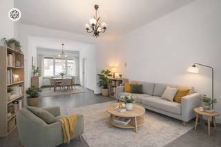 Maison familiale prête à emménager avec 5 chambres, 2 salles de bains et grand jardin au centre de Renaix<br /><br />Située dans une rue calme en plein centre de Renaix, cette spacieuse maison prête à emménager vous offre tout le confort nécessaire pour une vie agréable.<br /><br />Dès l’entrée, vous serez accueilli par un hall d’entrée généreux menant à un salon lumineux et spacieux, idéal pour des moments conviviaux en famille ou entre amis. La cuisine fonctionnelle se trouve à proximité et dispose de tout l’espace nécessaire pour vos préparations culinaires.<br /><br />La maison comprend 5 chambres et 2 salles de bains, réparties sur deux étages, ce qui en fait le bien parfait pour les grandes familles ou les personnes ayant besoin de pièces supplémentaires pour le télétravail ou les loisirs.<br /><br />À l’arrière, profitez d’un grand jardin de 154 m² avec une terrasse ensoleillée – un véritable havre de paix pour se détendre, organiser un barbecue ou laisser jouer les enfants en toute sécurité.<br /><br />La maison est entièrement prête à être habitée – aucun travaux à prévoir, vous pouvez emménager immédiatement.