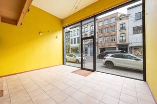 Bekijk alvast de videotour, het grondplan, EPC, asbestattest en de elektrische keuring via de Wellimmo-site: 'documenten'<br /><br />Op zoek naar een veelzijdig opbrengsteigendom op toplocatie in Antwerpen? Dit karaktervolle pand, van maar liefst 202m², combineert een commerciële ruimte met erboven een volwaardige woonentiteit en biedt tal van mogelijkheden voor eigen gebruik of als investering. Momenteel vrij van huur. Gelegen langs de Minderbroedersrui geniet het handelsgelijkvloers van uitstekende visibiliteit dankzij de brede etalage – een absolute troef voor elke commerciële activiteit. De ruimte wordt aangevuld met een mezzanine en een verwarmde kelder/archiefruimte, wat zorgt voor extra flexibiliteit in gebruik.<br /><br />Bovenliggend bevindt zich een ruime woonentiteit, bereikbaar via een aparte ingang langs de Grote Goddaard 19. Deze indeling garandeert een duidelijke scheiding tussen wonen en werken, en opent de deur naar verschillende invullingen: eigen bewoning, verhuur of een combinatie van beide.<br /><br />De lichtrijke woonvertrekken strekken zich uit over meerdere verdiepingen en omvat een ruime leefruimte met een open ingerichte keuken, tot 4 slaapkamers (mits verdere opdeling), en een ingerichtebadkamer. Bovendien is de woning bijzonder energiezuinig met een EPC-score van slechts 109 kWh/m²/jaar (label B) – een belangrijke troef voor de toekomst.<br /><br />Een absolute blikvanger is het ruime 'dakterras' met indrukwekkend panoramisch zicht over de stad, inclusief zichten op onder meer de Onze-Lieve-Vrouwekathedraal en andere iconische landmarks. Dit type buitenruimte is zeldzaam in het historisch centrum en biedt een unieke beleving. Het terras werd mmt niet opgenomen in een stedenbouwkundige vergunning, al is er momenteel geen bouwovertreding vastgesteld. Een regularisatieaanvraag behoort tot de mogelijkheden voor de toekomstige eigenaar...<br /><br />Dankzij de A-ligging in het historisch centrum, de duidelijke functionele opdeling en het aanzienlijke potentieel is dit eigendom uitermate geschikt voor wie op zoek is naar een rendabele investering of een combinatie van wonen en ondernemen.<br /><br />Voor meer info: 03/225 00 68 of info@wellimmo.net