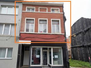 <p>Vous recherchez un logement alliant espace, confort et transparence financière ? Ce magnifique duplex offre pas moins de 137 m² de surface habitable et est idéal pour ceux qui recherchent un logement spacieux et prêt à emménager. Avec ses trois grandes pièces et ses larges baies vitrées, vous profiterez partout d’une belle luminosité et de nombreuses possibilités d’aménagement.</p>
<p>L’un des atouts absolument uniques de ce bien est l’absence totale de charges de copropriété : vous n’avez donc aucun frais mensuel supplémentaire à payer pour un syndic ou l’entretien des parties communes, ce qui vous permet de garder un budget mensuel parfaitement clair et avantageux.</p>
<p>Le logement est situé dans un quartier agréable, offrant un accès facile à toutes les commodités nécessaires, aux transports en commun et aux axes routiers. Son agencement pratique et spacieux en fait un bien idéal pour les familles ou les amateurs d’espaces confortables et généreux, où les pièces à vivre dégagent une atmosphère accueillante.</p>
<p>N’hésitez pas à nous contacter pour obtenir plus d’informations ou pour planifier votre visite et découvrir par vous-même la sensation unique d’espace qu’offre ce duplex.</p>