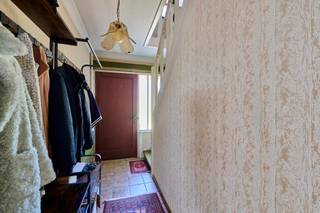 Charmante gezinswoning met 3 slaapkamers, ruime garage en groene tuin in Hechtel-Eksel<br /><br />Op zoek naar een woning met ruimte en mogelijkheden om uw eigen thuis te creëren? Deze charmante gezinswoning in Hechtel-Eksel biedt een mooie basis. Dankzij de ruime vertrekken, de aangename lichtinval en praktische indeling, kunt u de woning aanpassen aan uw eigen woonwensen.<br /><br />INDELING<br /><br />KELDER:<br />-Praktische bergruimte<br /><br />GELIJKVLOERS:<br />-Inkomhal<br />-Ruime, lichtrijke leef- en eetruimte<br />-Afzonderlijke keuken<br />-Ruime ontbijthoek<br />-Apart toilet<br />-Wasplaats <br />-Berging<br /><br />EERSTE VERDIEPING:<br />-3 volwaardige slaapkamers<br />-Badkamer met bad en wastafel<br /><br />ZOLDER:<br />-Ruime bergzolder<br /><br />BUITEN EN BIJGEBOUWEN:<br />-Ruime garage<br />-Oprit met parkeergelegenheid voor meerdere wagens<br />-Groene tuin met gazon en hagen<br />-Aangename privacy<br /><br />TROEVEN:<br />+Ruime en lichtrijke leefruimte<br />+3 volwaardige slaapkamers<br />+Zolder met uitbreidingsmogelijkheden<br />+Praktische kelder en ruime garage<br />+Groene tuin met privacy<br />+Volledig naar eigen smaak op te frissen<br />+Rustige ligging in Hechtel-Eksel<br /><br />Zoekt u een gezinswoning waar u uw eigen ideeën tot leven kunt brengen? Kom de ruimte en mogelijkheden van deze woning zelf ontdekken. Neem contact op met Vastgoed C en plan uw bezoek.