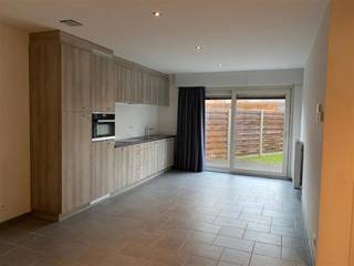 <strong>Gelijkvloers appartement met 2 slaapkamers en tuin in het centrum ven Retie.</strong><br /><br />Het appartement is ingedeeld als volgt:<br />Ruime living, keuken met inbouwtoestellen, slaapkamer achteraan, slaapkamer vooraan, badkamer met lavabo, douche, bad en wasfaciliteiten, apart toilet en bergruimte.<br /><br />Achteraan het appartement is het terras en aansluitend een tuintje, aangelegd in kunstgras. Achteraan in de tuin staat een berging/overkapping. Hier kunnen fietsen gestald worden of een gezellige lounge geplaatst worden.<br /><br />Bij het appartement hoort ook nog een carport.<br /><br />Bijzonderheden: <br />- EPC: B-label<br />- Carport<br />- Beschikbaarheid: 1/12/2025